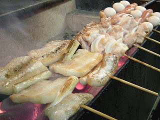 ジャンボな焼鳥、焼きそば、沖縄出身の店主が作る沖縄料理、泡盛など